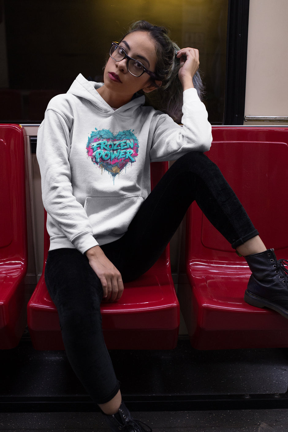 Damen Hoodie Snowtigz Frozen Power mit Graffiti Herz Design