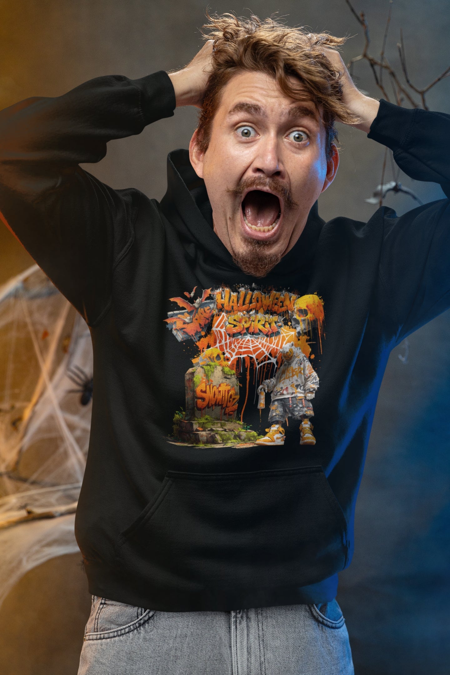 Mann trägt schwarzen Halloween Spirit Hoodie von Snowtigz – Urban Streetstyle mit Tiger-Motiv.