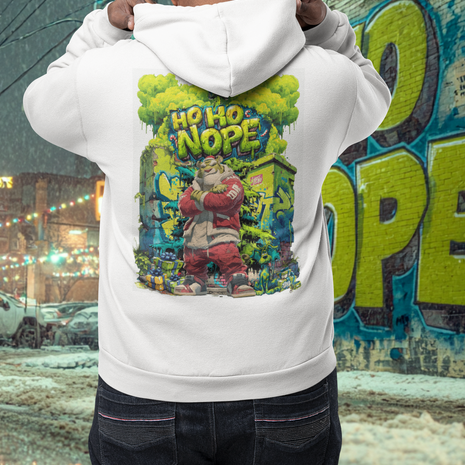 Snowtigz Ho Ho Nope Hoodie mit weißem Tiger im Santa Style vor Graffiti-Wand – Unisex Streetstyle Weihnachtsdesign