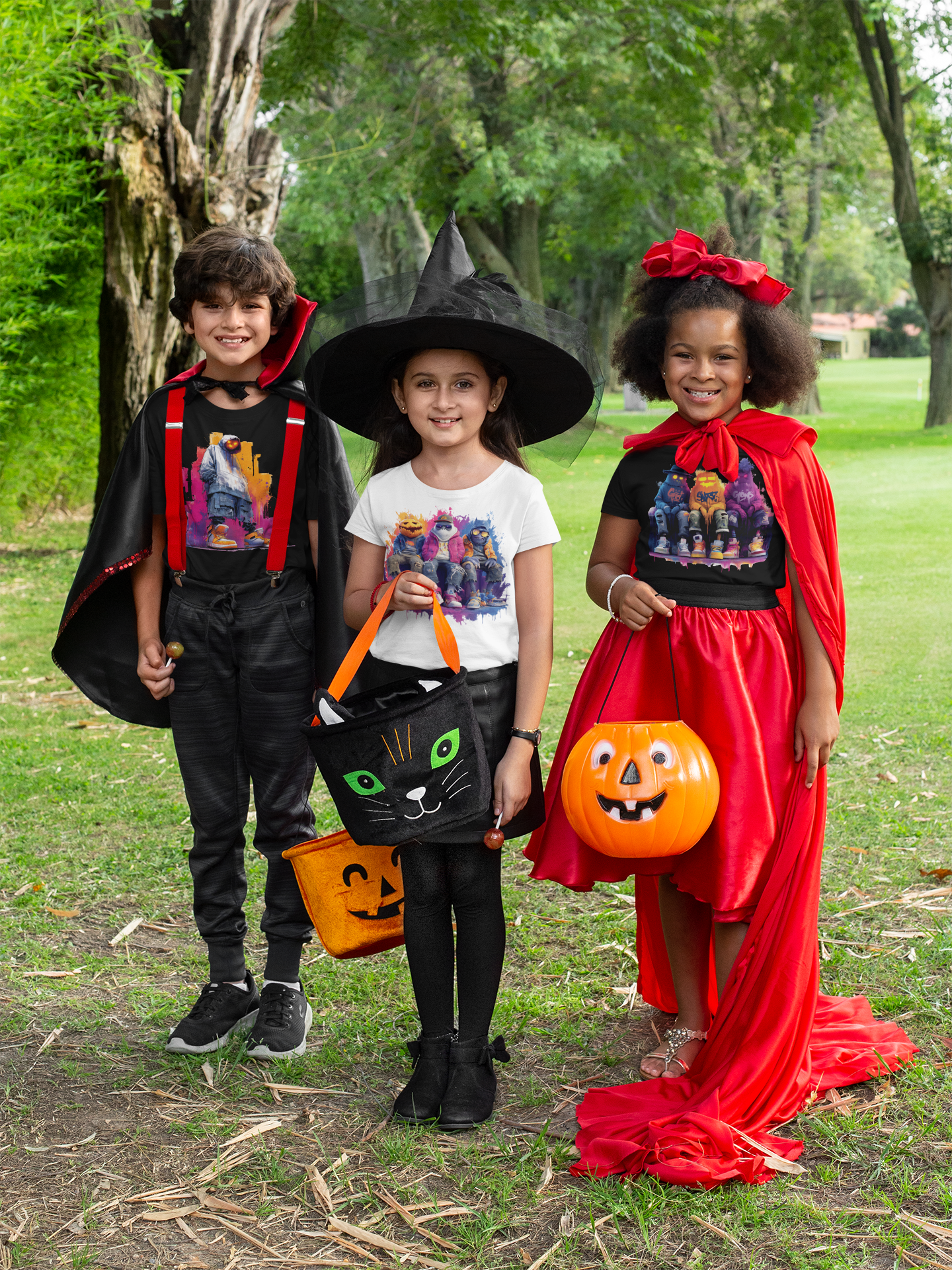 Kinder in Halloween-Kostümen tragen Pumpkin Streetwear Shirts – kreative Snowtigz Designs für Kids.