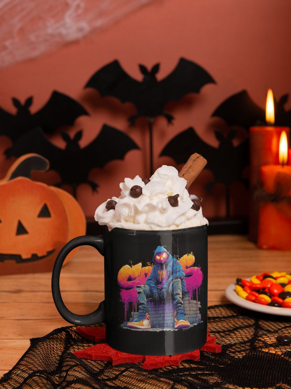 Schwarze Halloween-Tasse mit urbanem Pumpkin Streetwear Motiv – perfekte Deko für spooky Vibes.