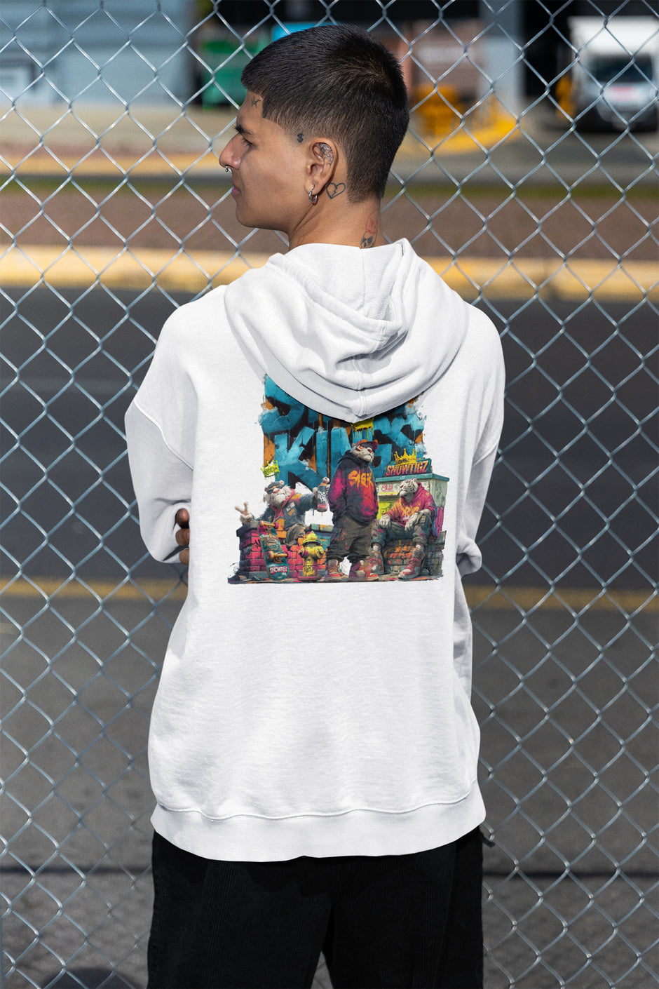 Model trägt Snowtigz Street Kings Herren Hoodie urban Style