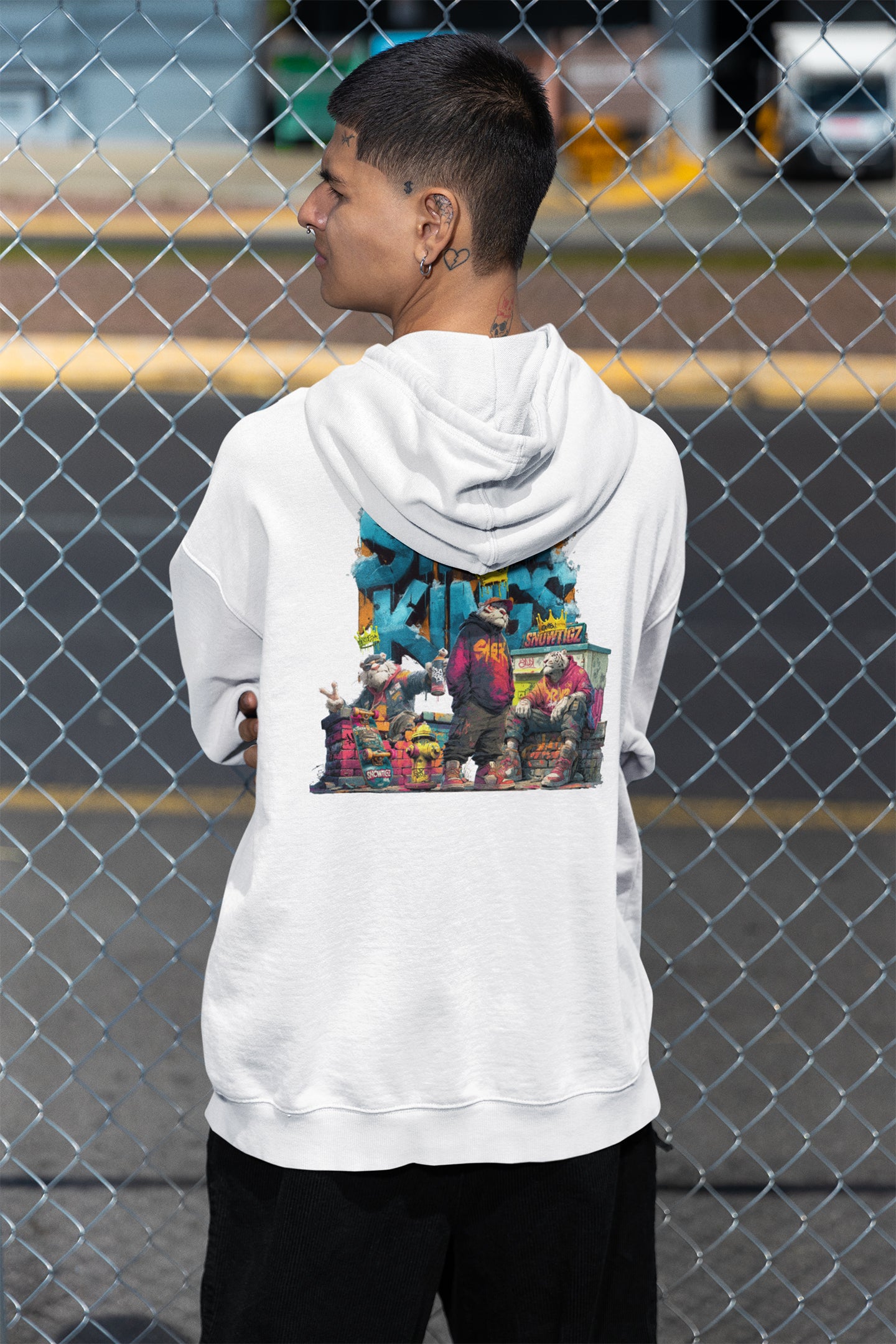Model trägt Snowtigz Street Kings Herren Hoodie urban Style