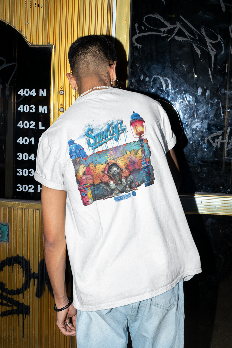 Model trägt Snowtigz Streetstyle Herren T-Shirt urban Look