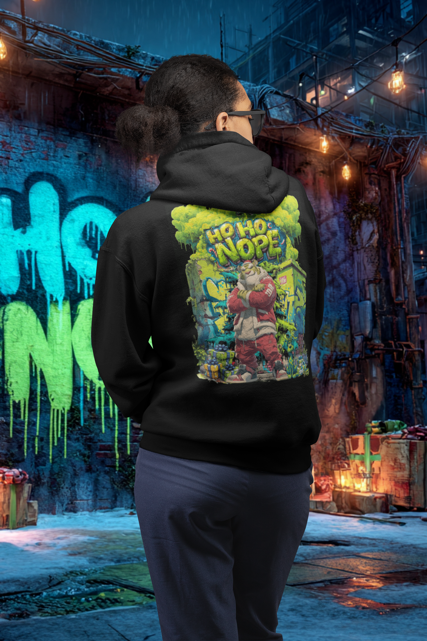 Urbaner Weihnachtslook mit Graffiti-Wand und Tiger Santa – Snowtigz Ho Ho Nope Hoodie