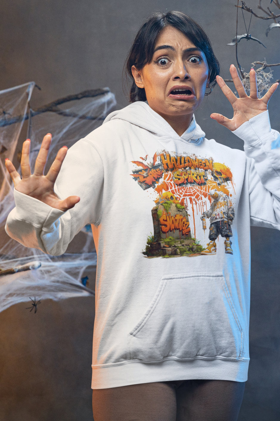 Frau trägt weißen Snowtigz Hoodie mit Halloween Spirit Design – weißer Tiger mit Kürbismaske.