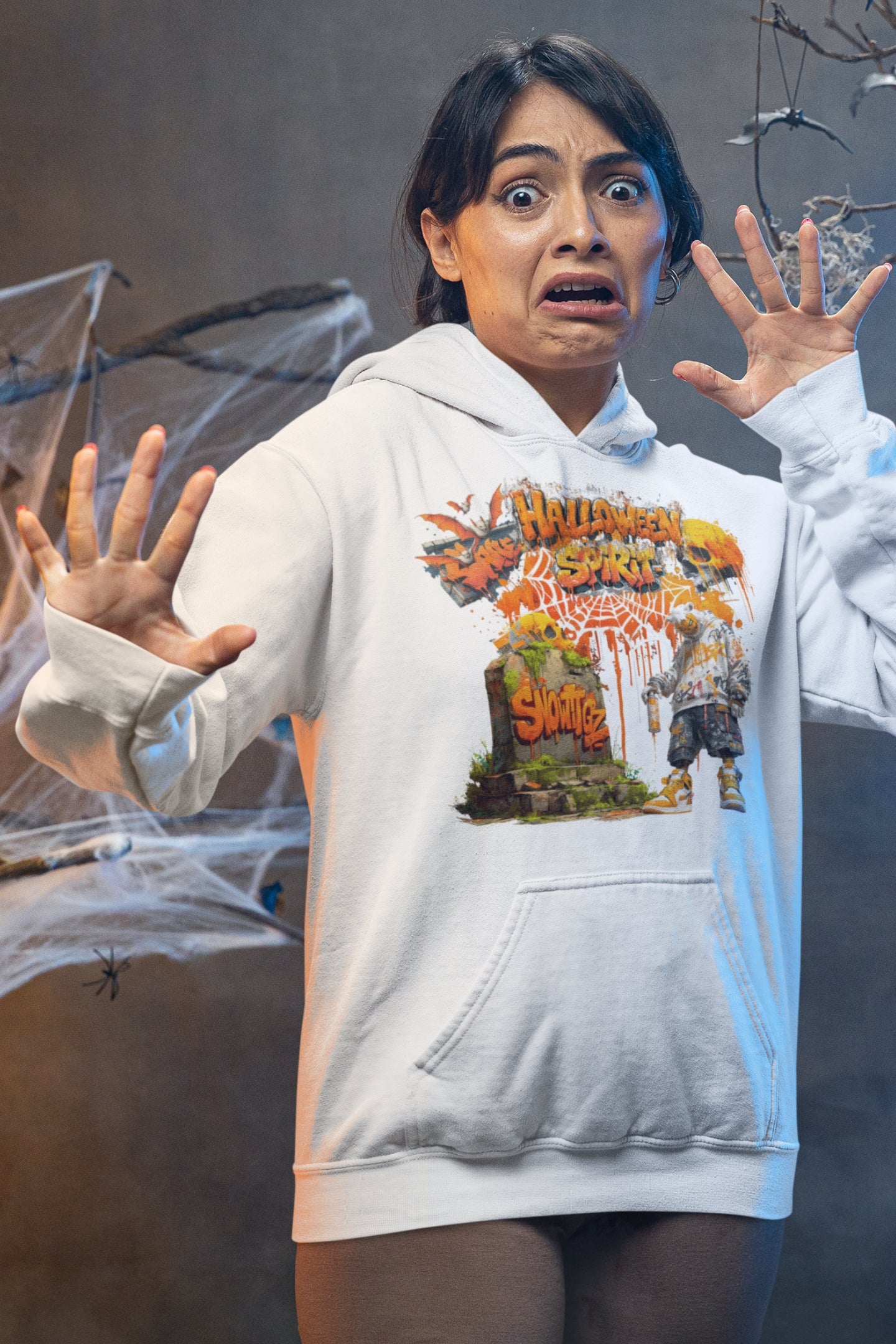 Frau trägt weißen Snowtigz Hoodie mit Halloween Spirit Design – weißer Tiger mit Kürbismaske.
