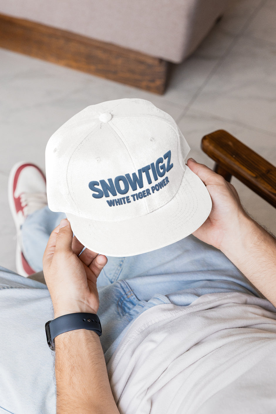 Streetwear Snapback Cap Snowtigz mit Stickerei Front und Seite