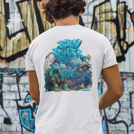 Weißes Streetwear T-Shirt mit Sky Ruler Graffiti Backprint – urbaner Look vor einer Wand mit Graffiti