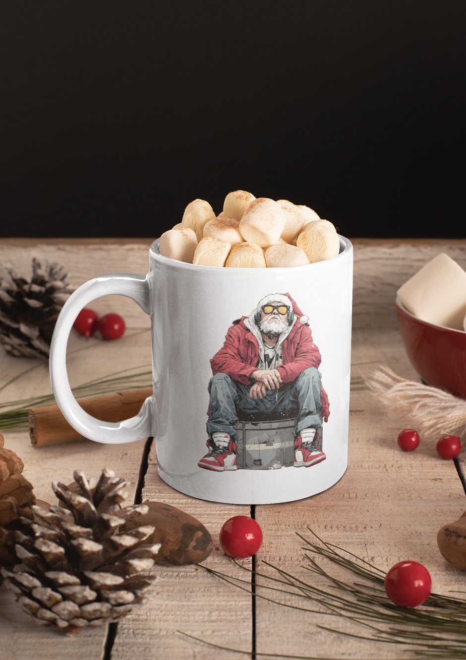 Weihnachtlicher Keramik-Tassen Mockup – heiße Schokolade mit Marshmallows auf Holztisch mit Deko.