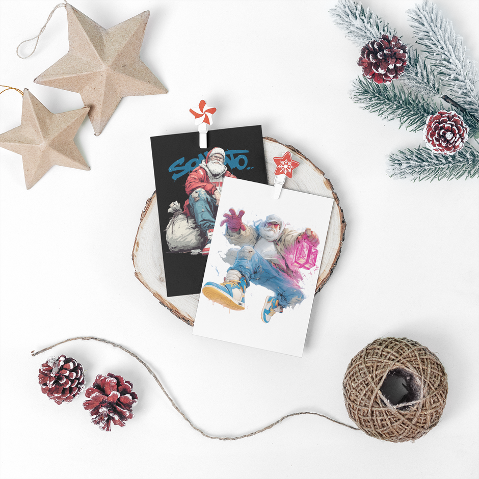 Weihnachtlicher Postkarten Mockup – zwei Karten neben Tannenzapfen und festlicher Dekoration auf weißem Hintergrund.