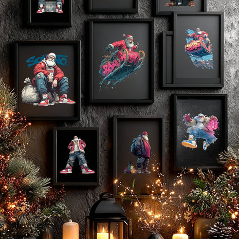 Weihnachtlicher Poster Mockup – mehrere schwarze Rahmen mit Santa Designs, umgeben von Kerzen und Dekoration.