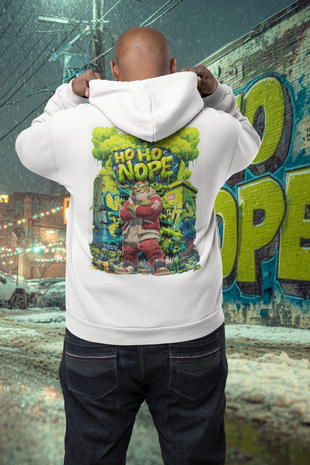 Snowtigz Ho Ho Nope Hoodie mit weißem Tiger im Santa Style vor Graffiti-Wand – Unisex Streetstyle Weihnachtsdesign
