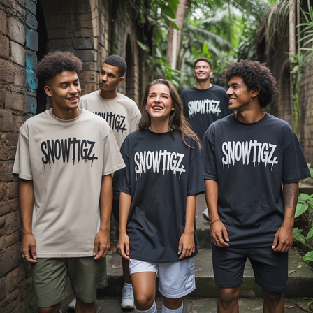 Snowtigz Jungle Spirit. Zwei junge Menschen mit Snowtigz T-Shirts, lachend zwischen Dschungelruinen.