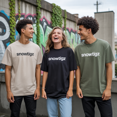 Snowtigz Urban Expedition. Drei Personen mit Snowtigz T-Shirts, klarer Schriftzug Snowtigz, Rooftop mit Jungle-Atmosphäre.