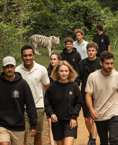 Safari Streetwear – Menschen mit White Tiger Shirts von Snowtigz
