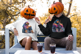 Paar mit Kürbisköpfen trägt urbane Pumpkin Hoodies – stylischer Halloween Streetwear Look.
