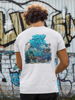 Weißes Streetwear T-Shirt mit Sky Ruler Graffiti Backprint – urbaner Look vor einer Wand mit Graffiti