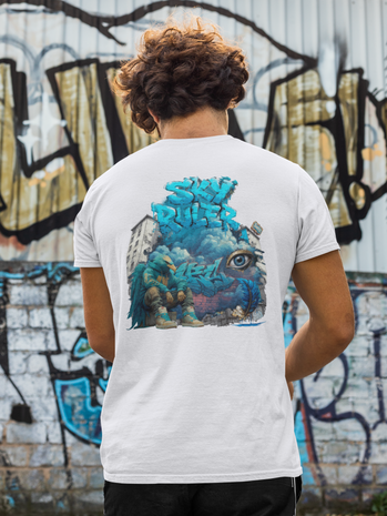 Weißes Streetwear T-Shirt mit Sky Ruler Graffiti Backprint – urbaner Look vor einer Wand mit Graffiti