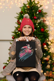 Weihnachtlicher Geschenkbeutel Mockup – Mädchen mit Mütze hält Tasche vor Weihnachtsbaum mit Lichtern.
