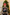 Weihnachtlicher Geschenkbeutel Mockup – Mädchen mit Mütze hält Tasche vor Weihnachtsbaum mit Lichtern.
