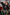Weihnachtlicher Hoodie Mockup – Mann feiert mit Freunden, festliche Stimmung mit Deko und Licht.
