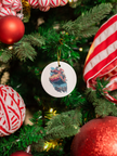Weihnachtlicher Baumschmuck Mockup – runder Anhänger hängt im geschmückten Weihnachtsbaum.
