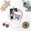 Weihnachtlicher Postkarten Mockup – zwei Karten neben Tannenzapfen und festlicher Dekoration auf weißem Hintergrund.
