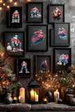 Weihnachtlicher Poster Mockup – mehrere schwarze Rahmen mit Santa Designs, umgeben von Kerzen und Dekoration.
