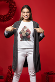 Weihnachtlicher Sweatshirt Mockup – Frau vor rotem Hintergrund zeigt auf das Shirt, festliche Atmosphäre.
